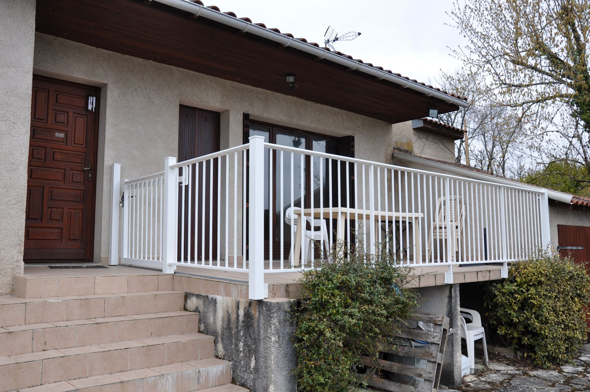 Garde-corps blanc et escalier