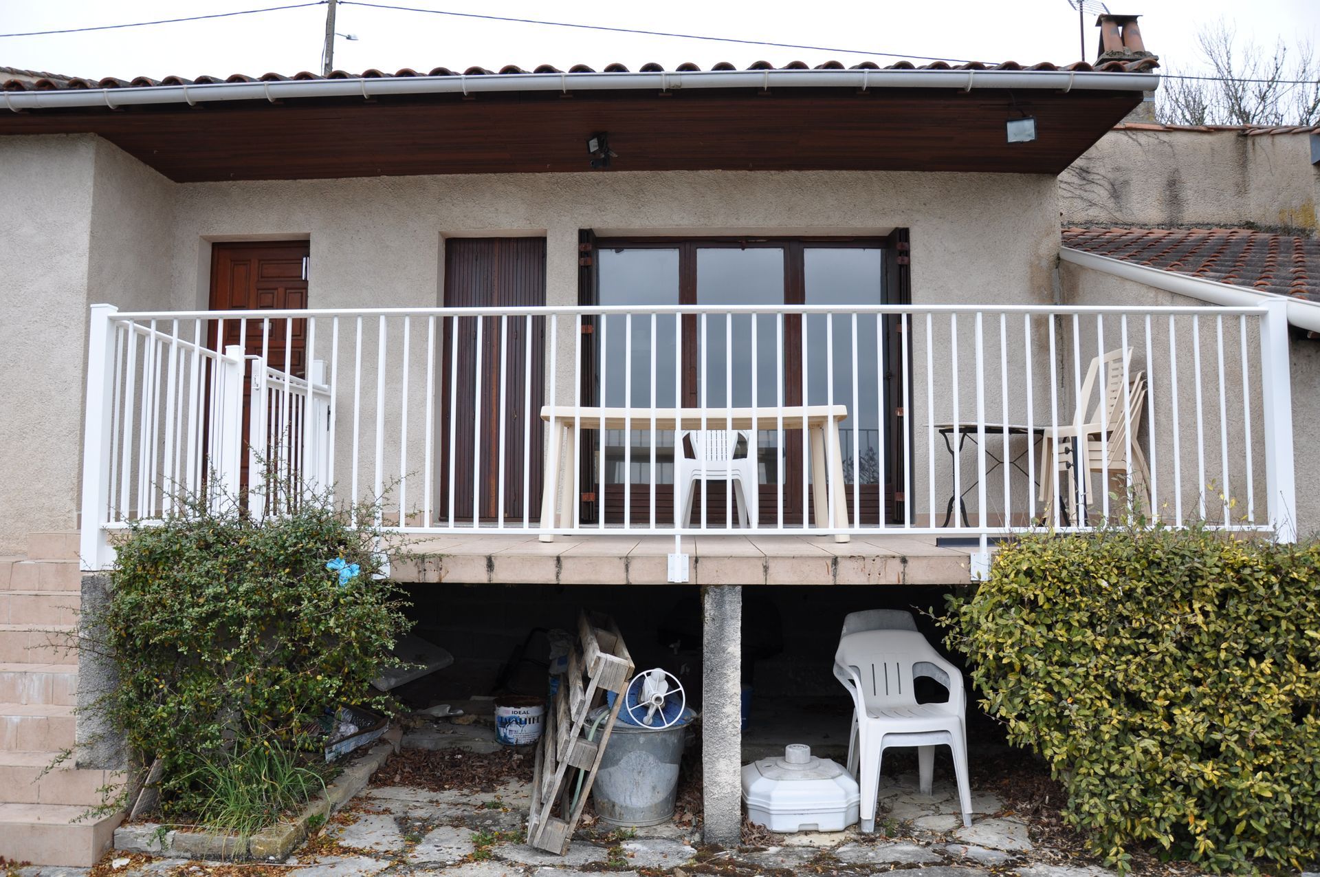 Garde-corps blanc sur un balcon