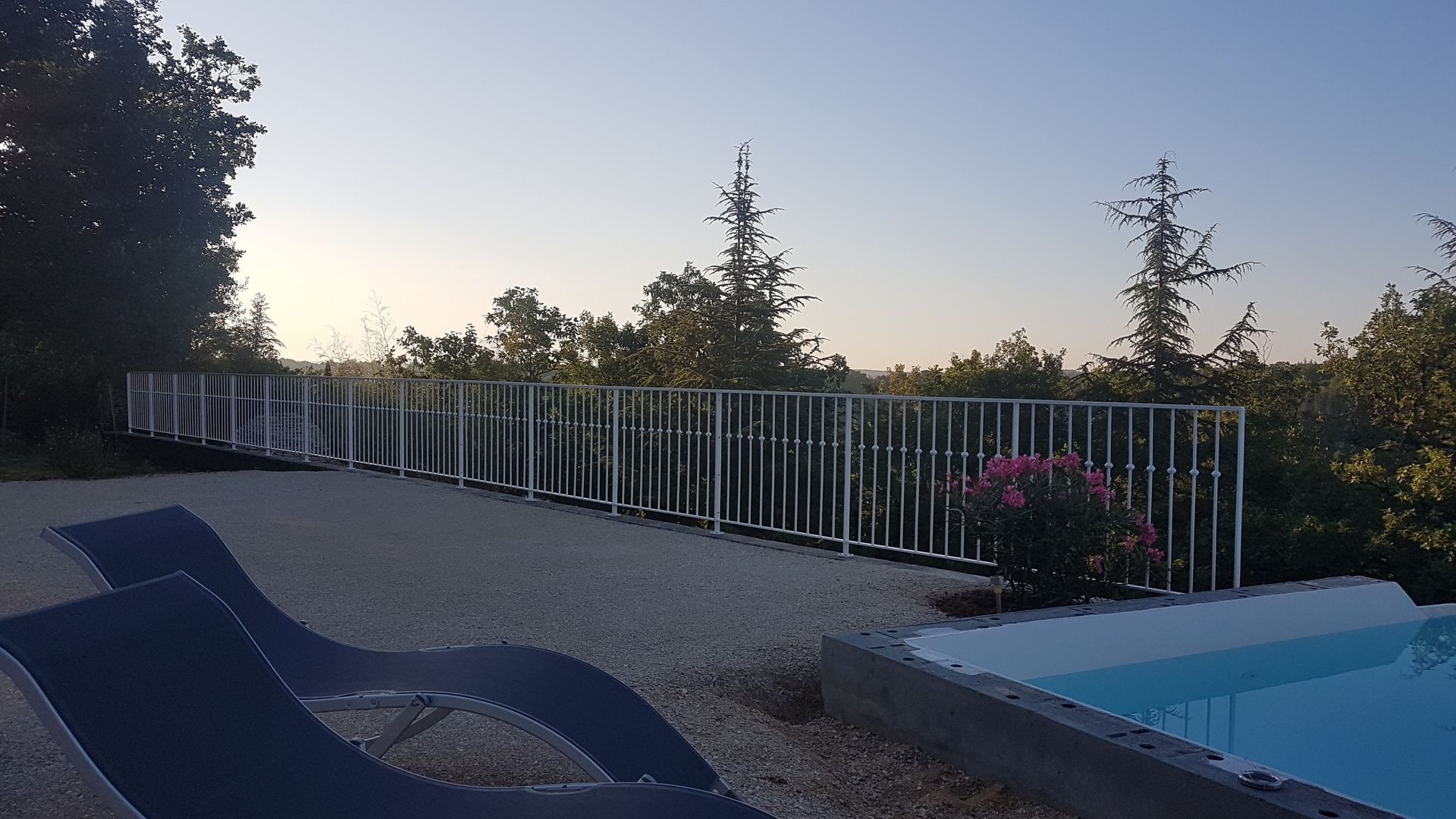 Garde-corps et piscine