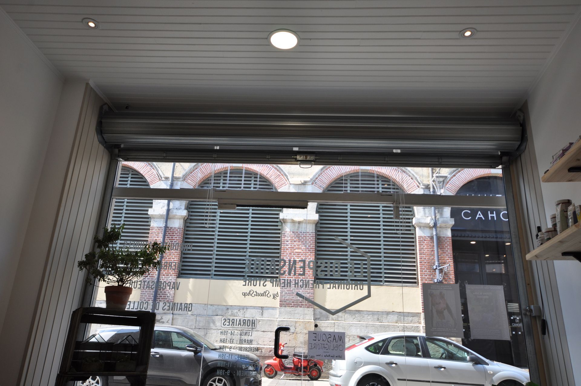 Grille métallique d'un magasin mi-ouverte