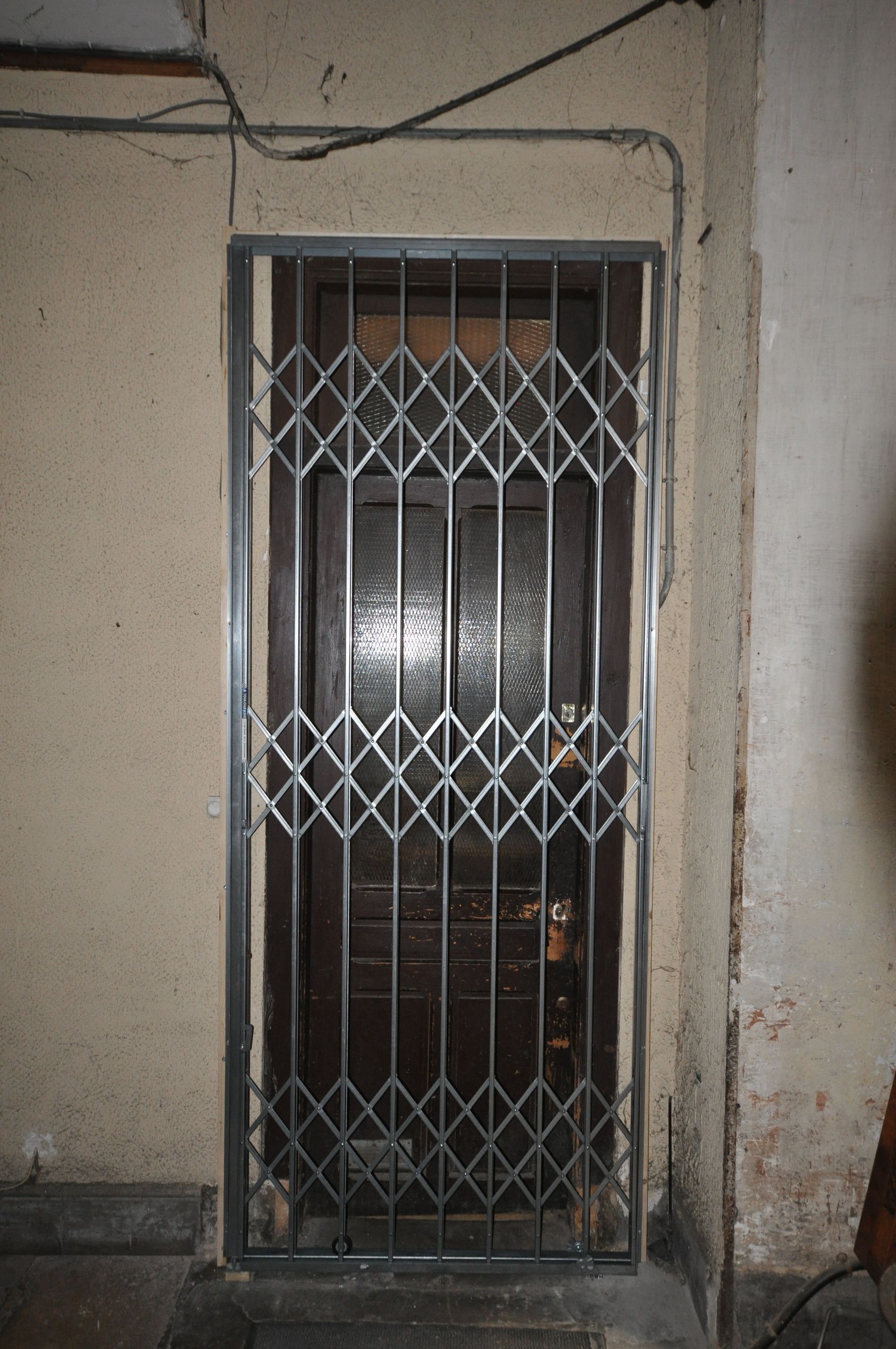 Grille métallique devant une porte