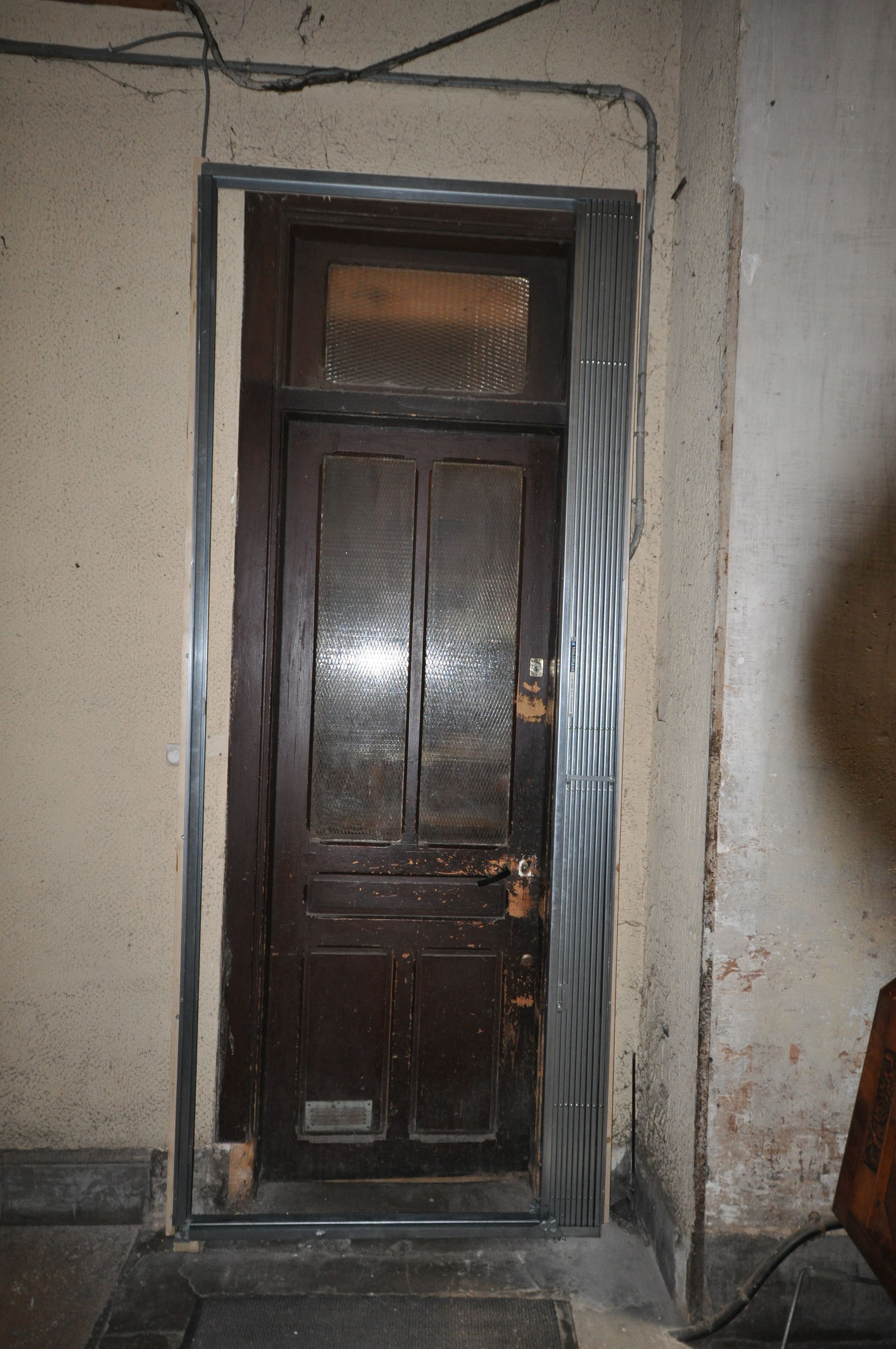 Porte avec une grille métallique