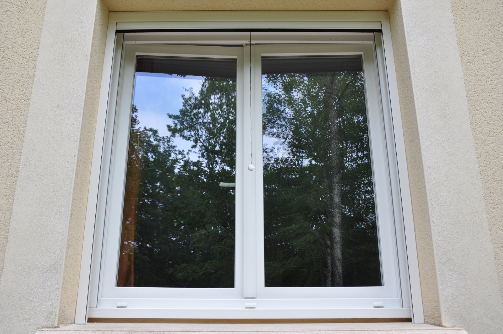 Moustiquaire sur une fenêtre en PVC blanc