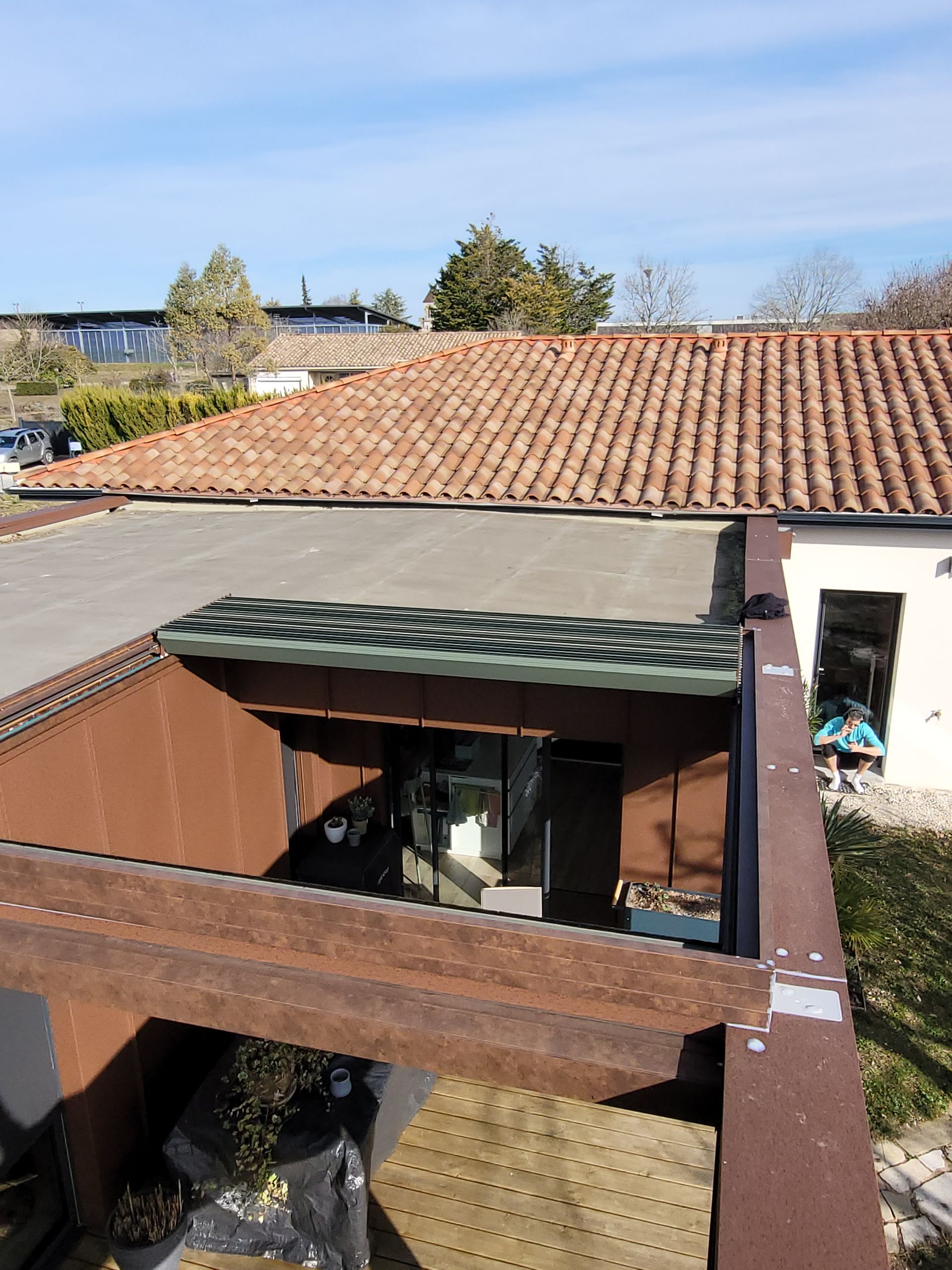 Pergola rétractable et poteaux de bois