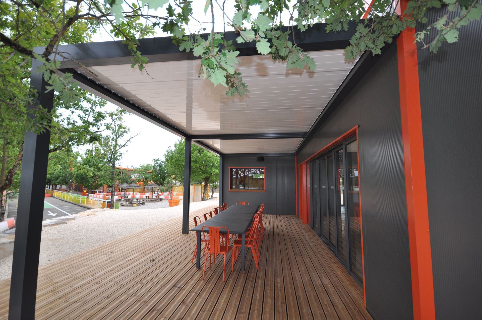 Devanture avec pergola noire