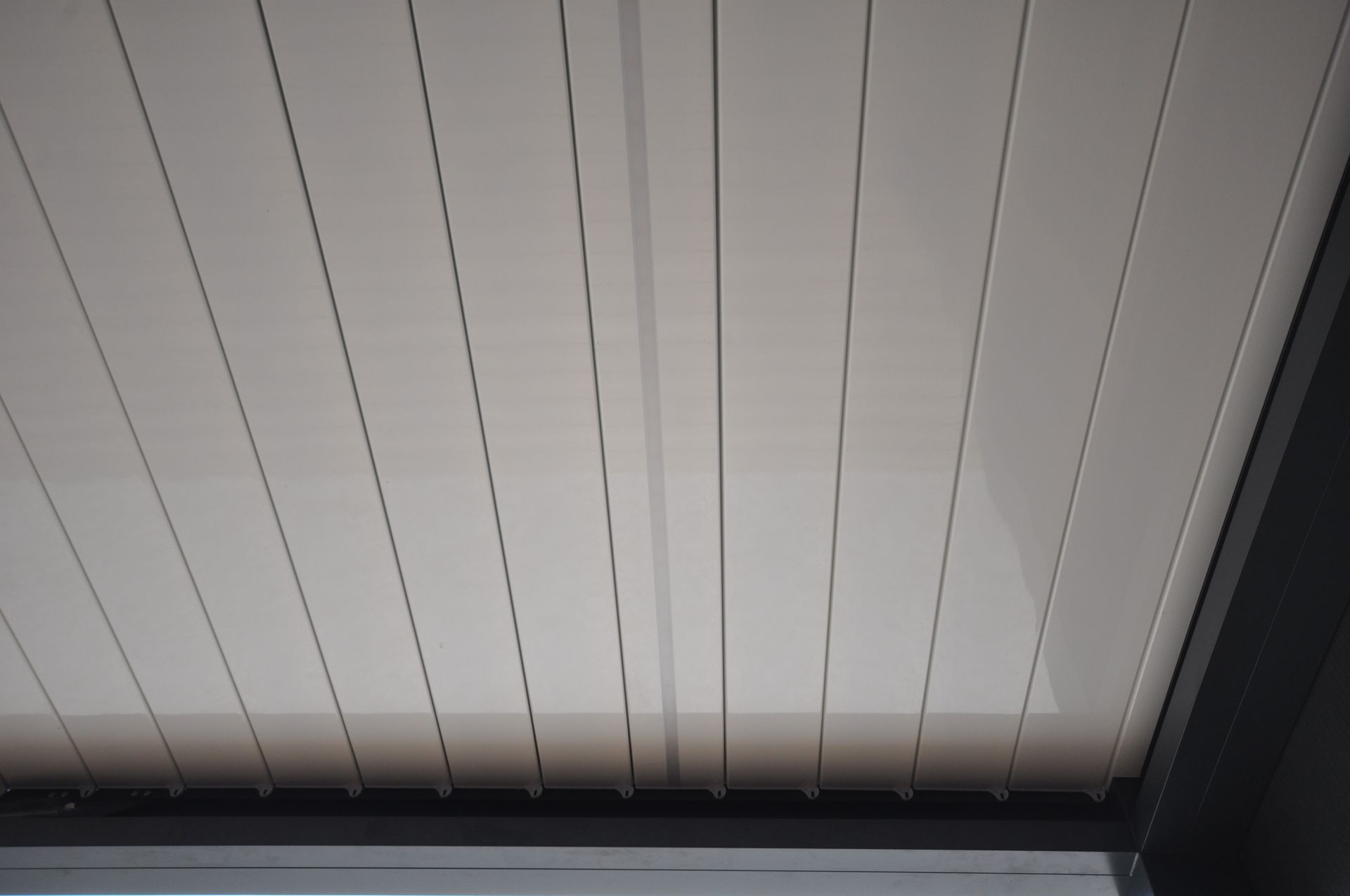 Dessous de pergola en métal