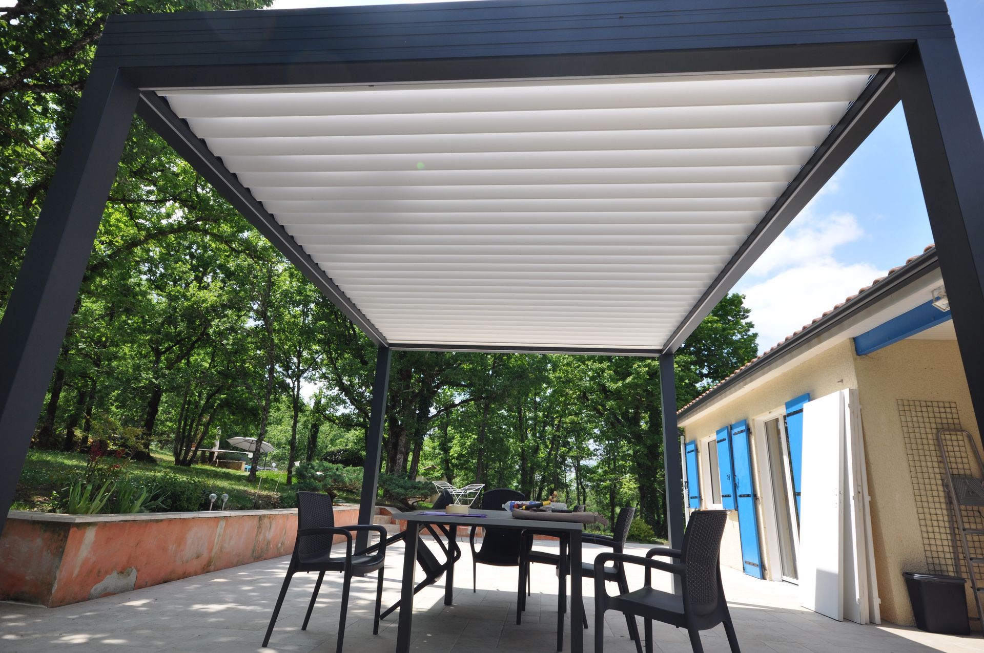 Pergola métallique et mobilier de jardin