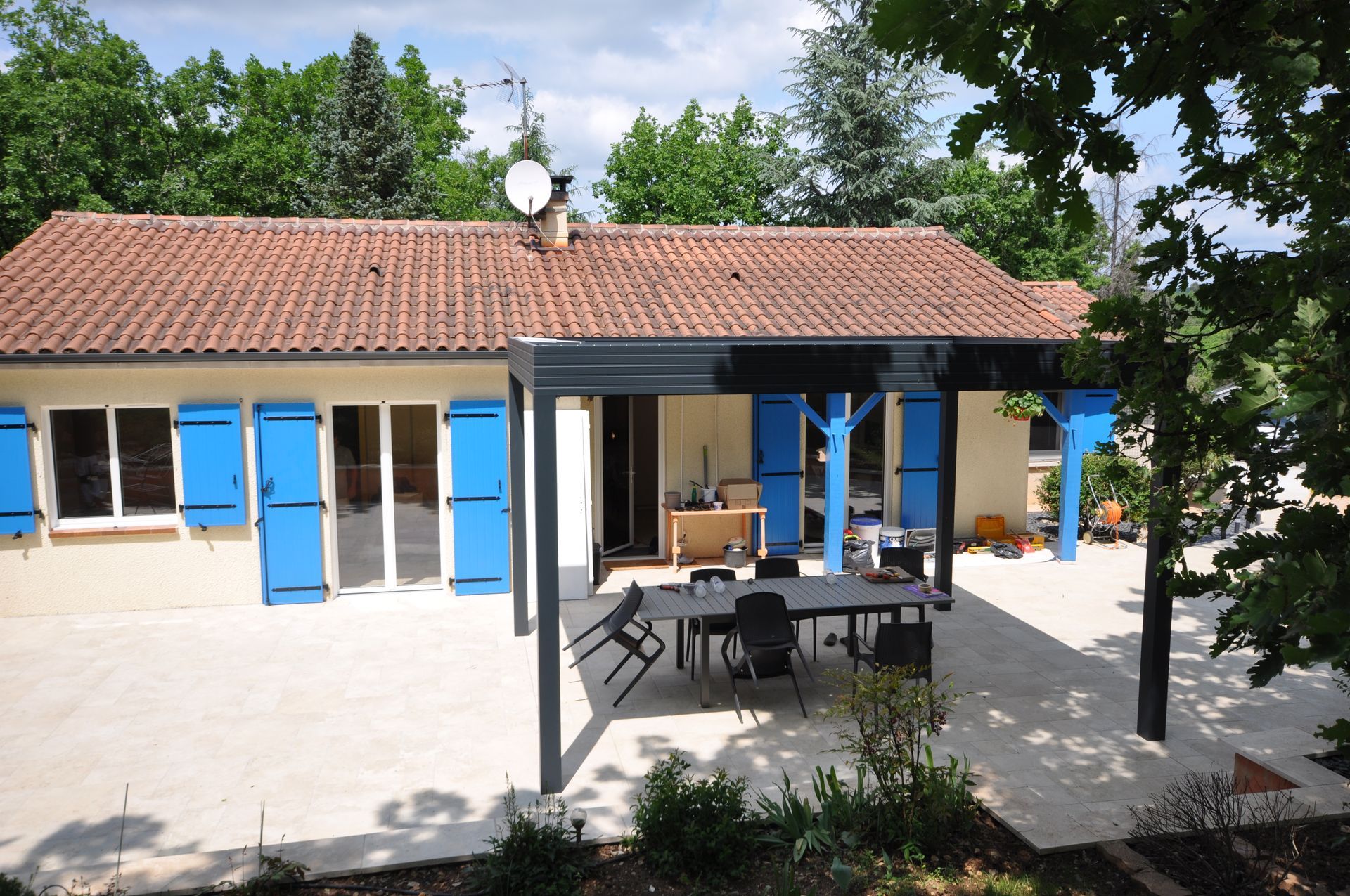 Maison avec une pergola et set de jardin