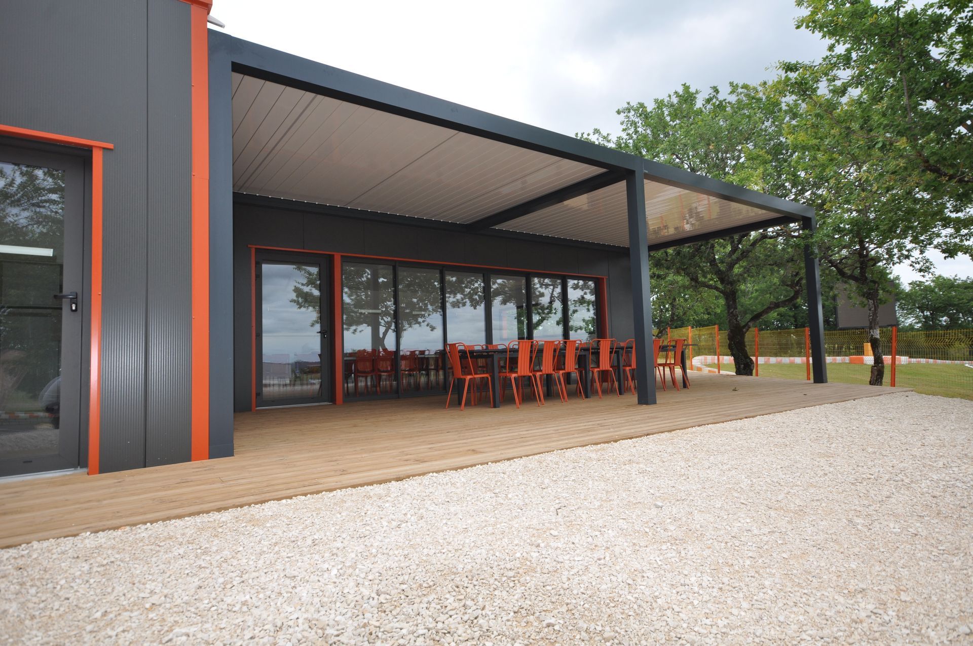 Devanture avec pergola attachée