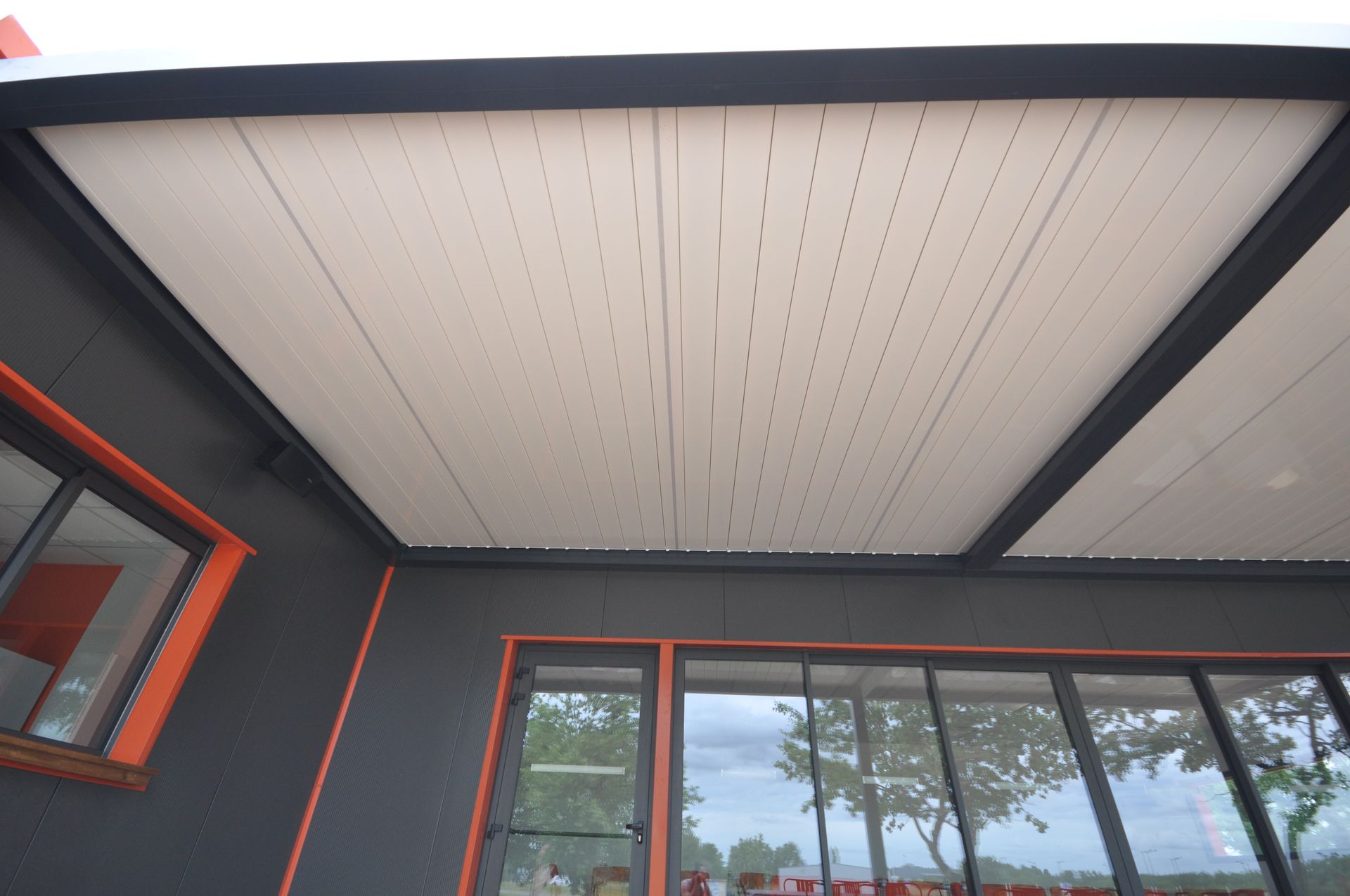 Dessous de pergola noire