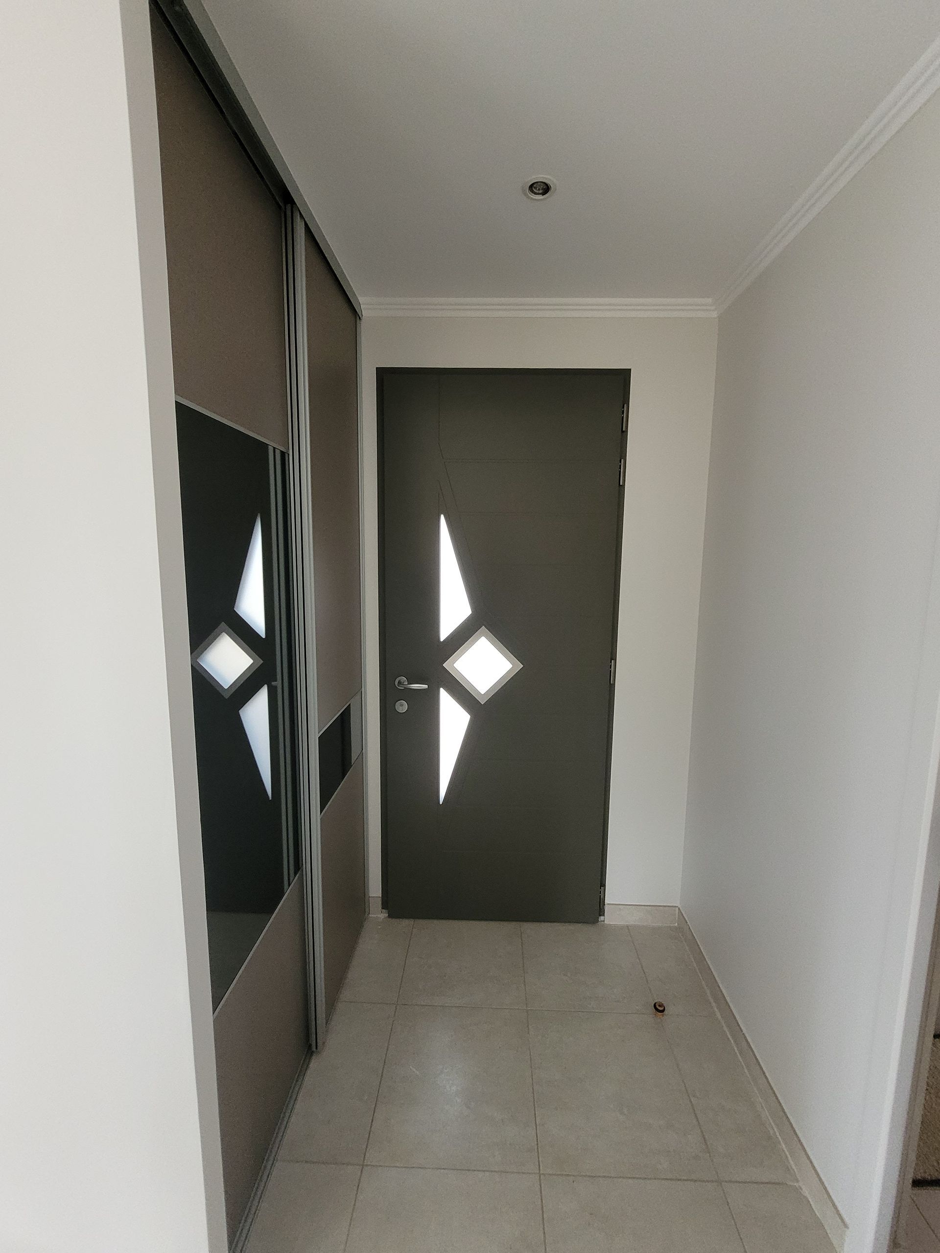 Porte en alu gris beige