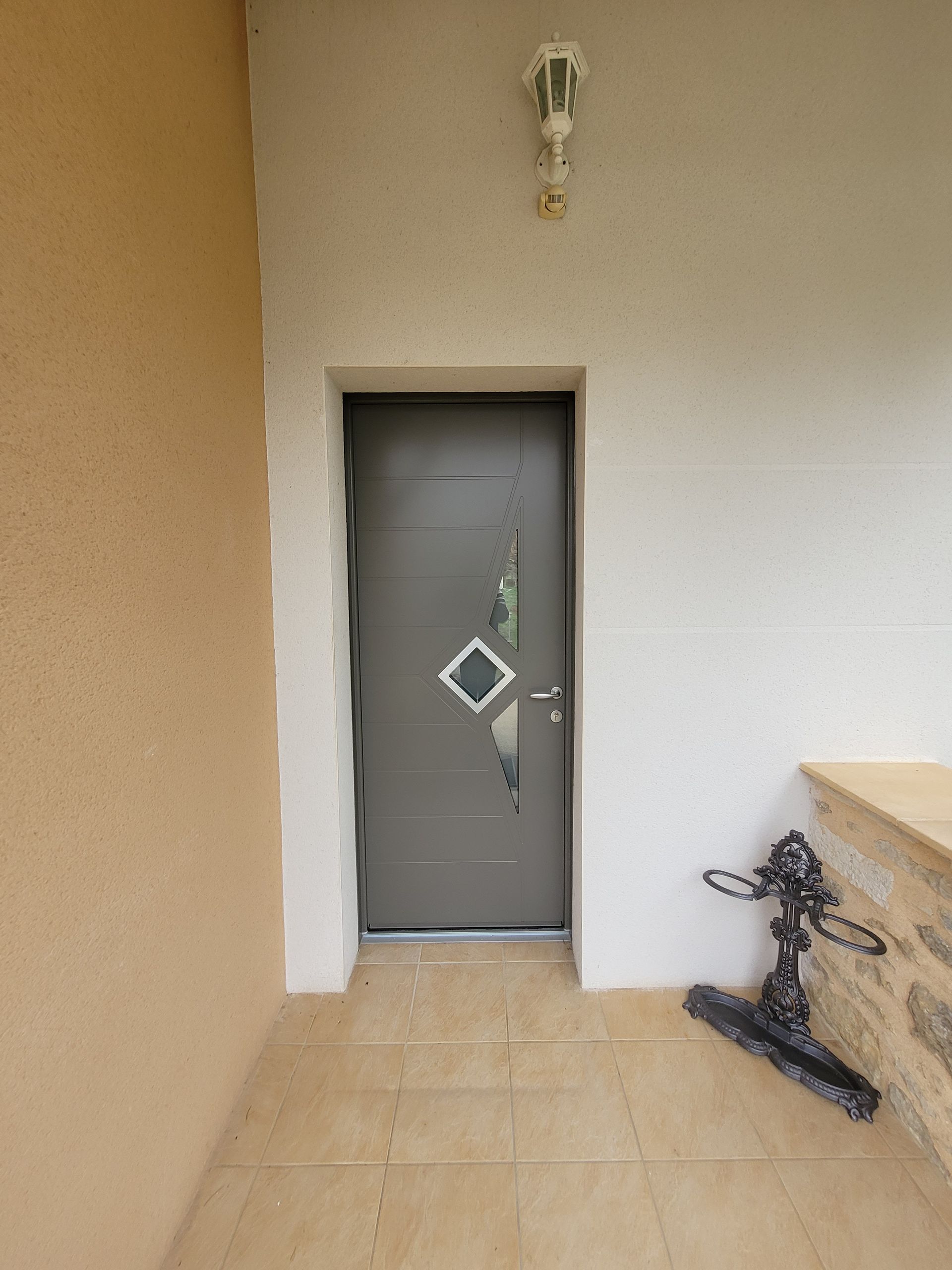 Porte en alu gris beige vue de dehors