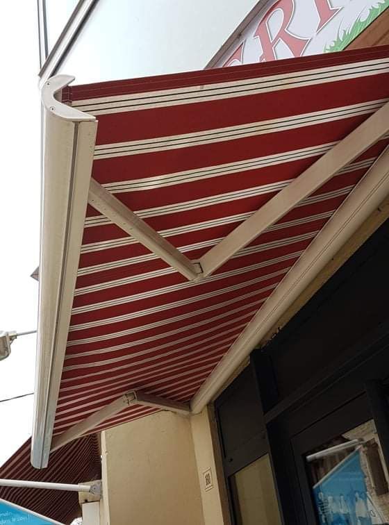 Store banne blanc et rouge