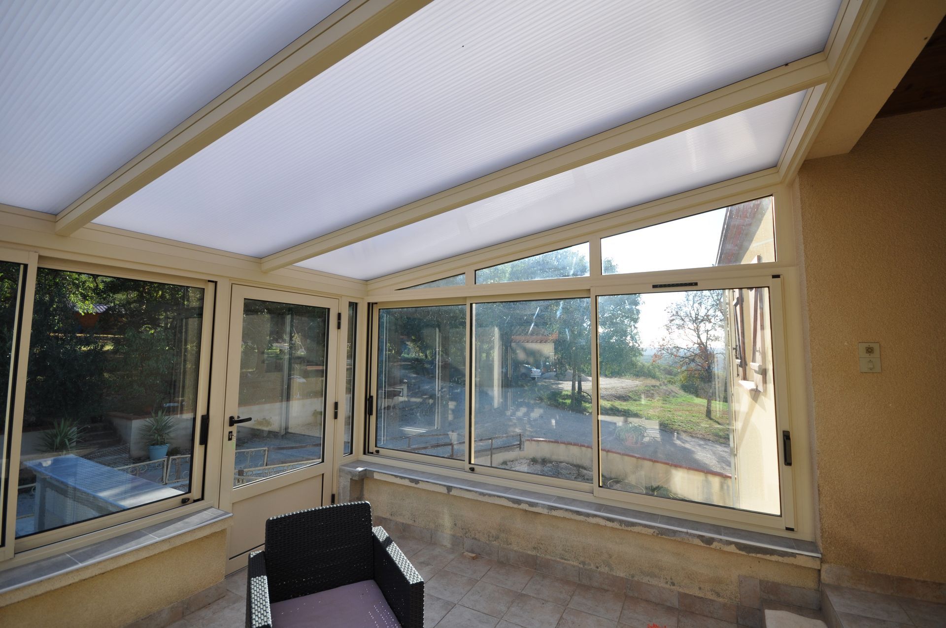 Intérieur d'une véranda avec vue sur un jardin