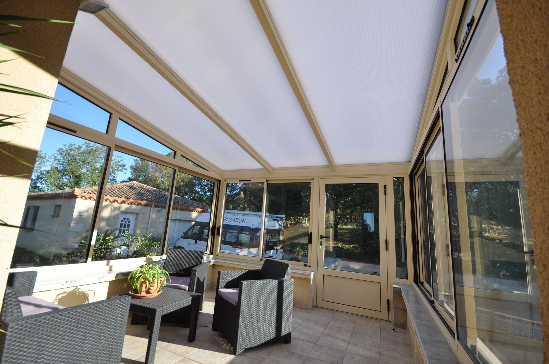 Intérieure d'une véranda et mobilier de jardin