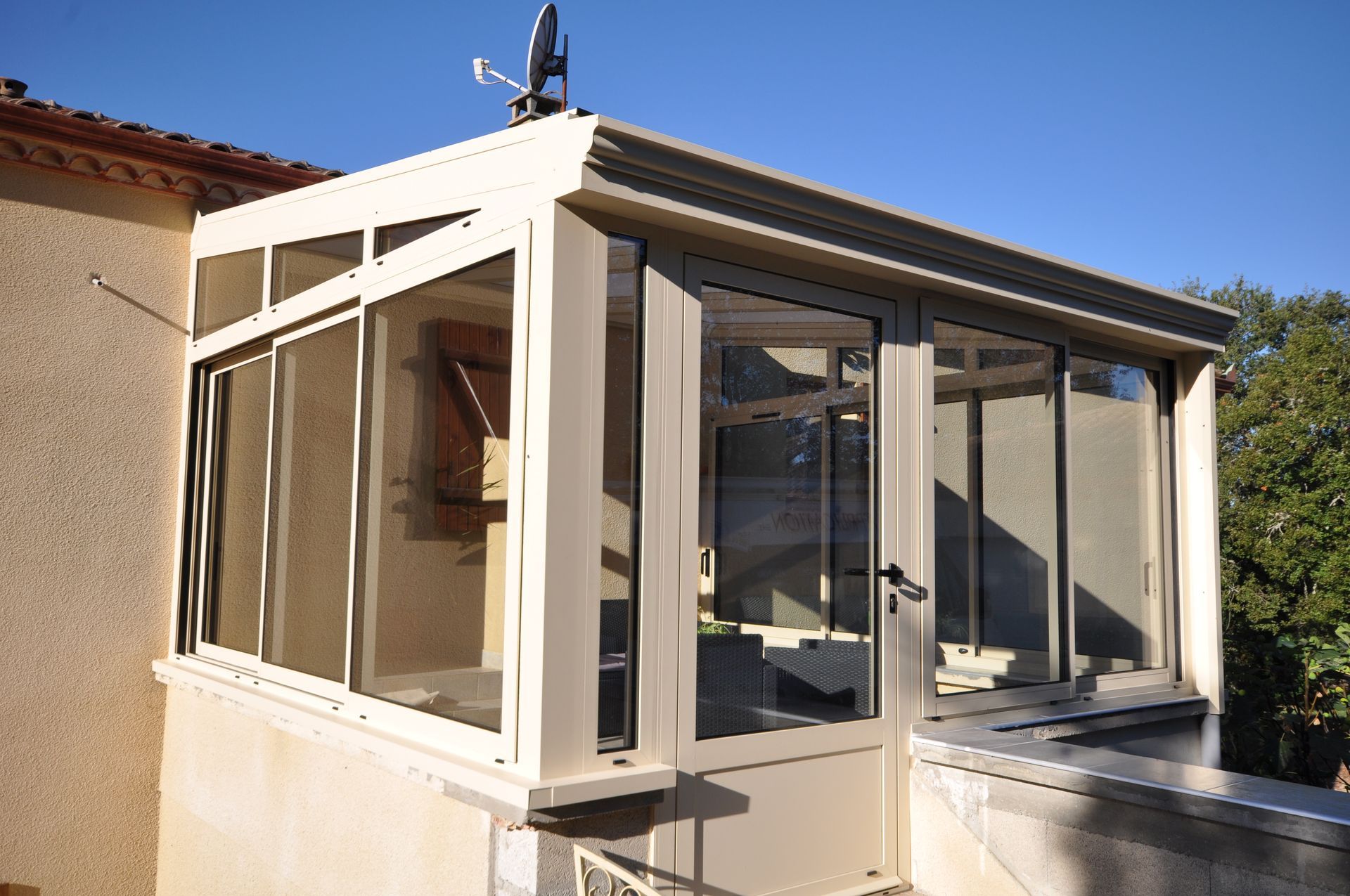 Véranda blanche fermée