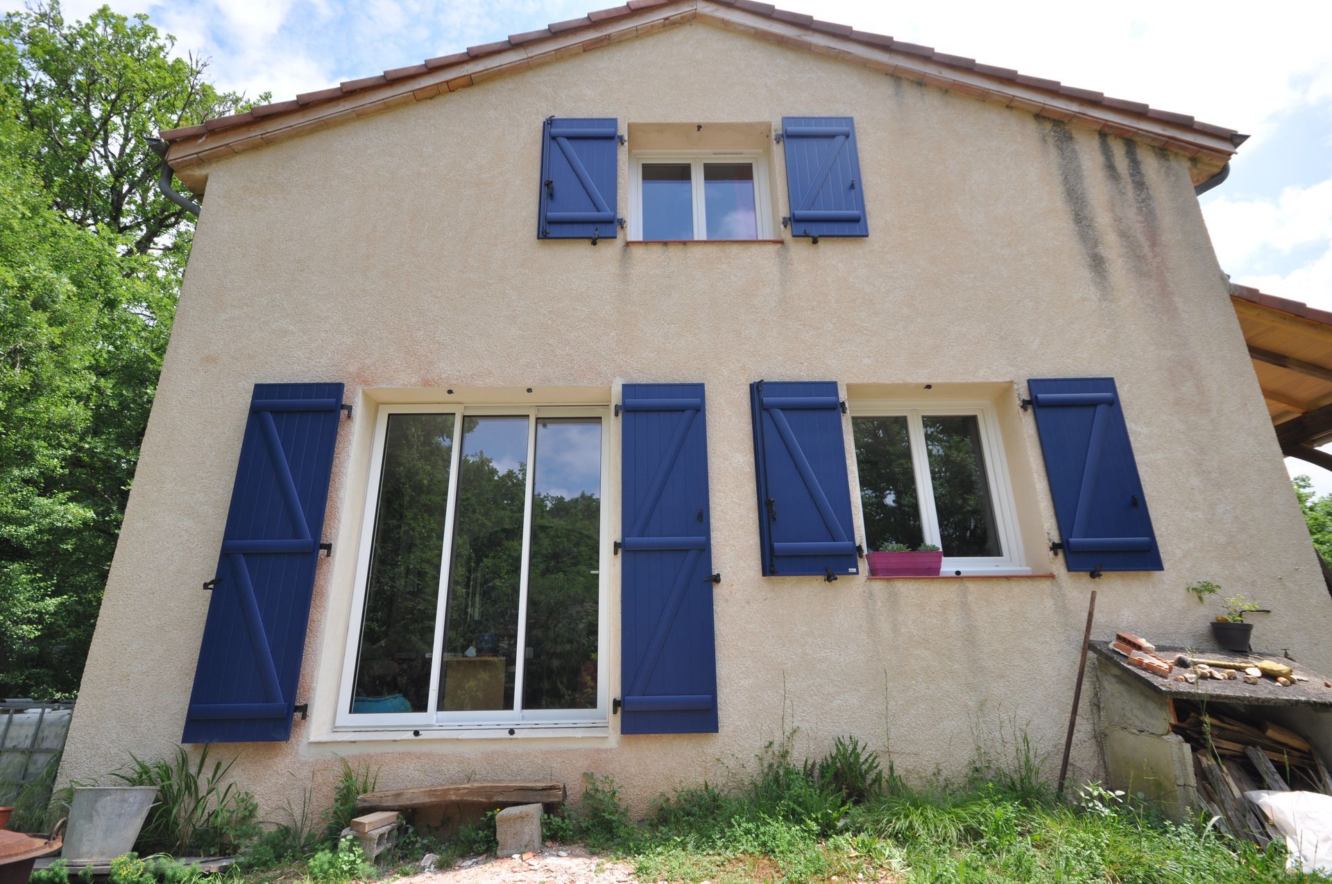 Plusieurs volets bleus