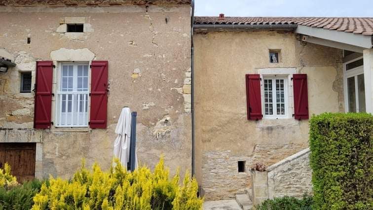 Volets battants rouges