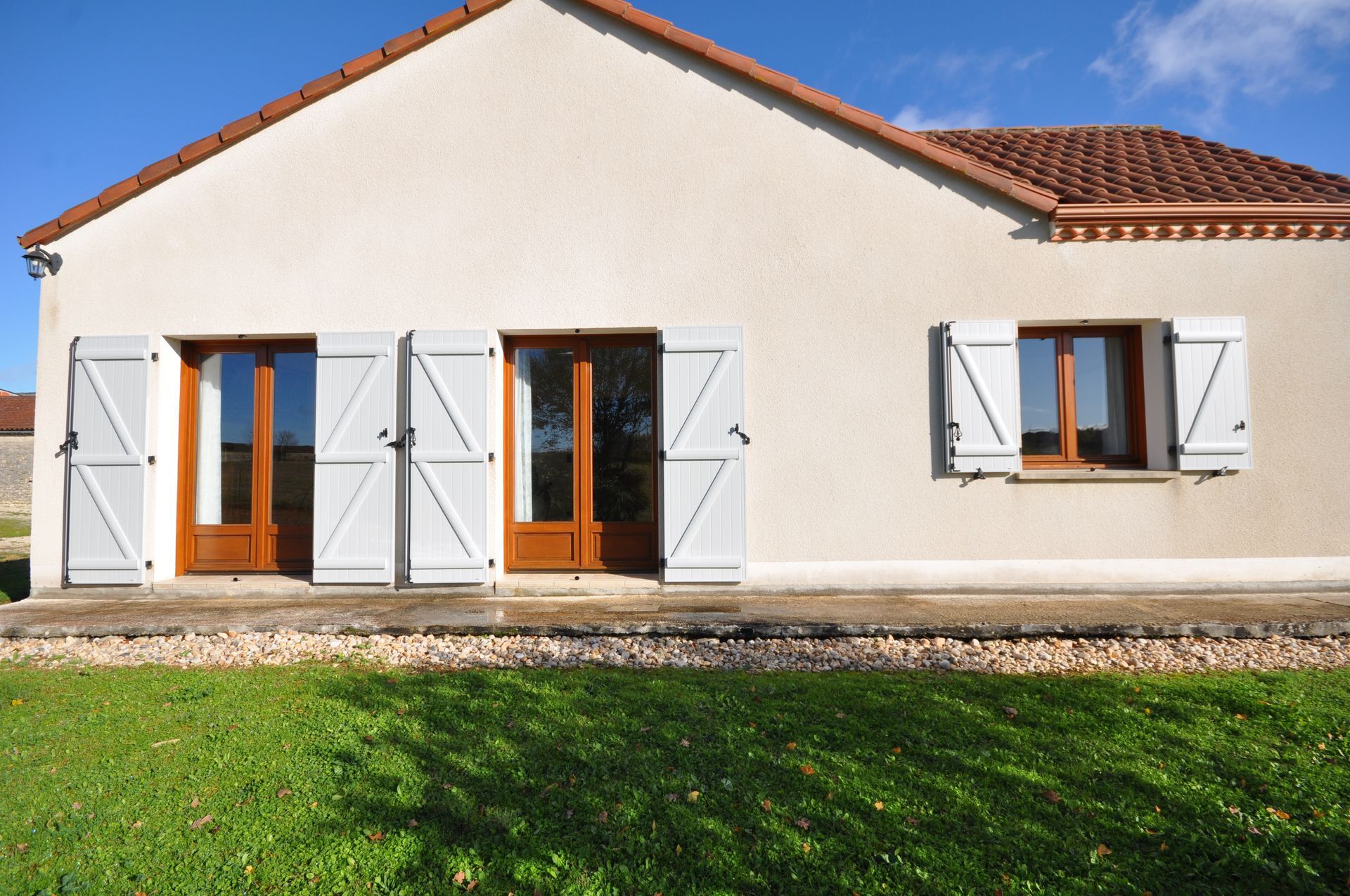 Volets battants blancs