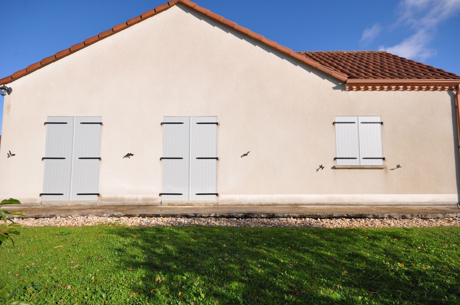 Volets battants blancs