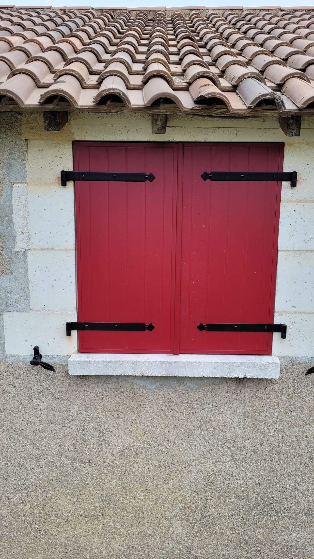 Volets battants rouges fermés