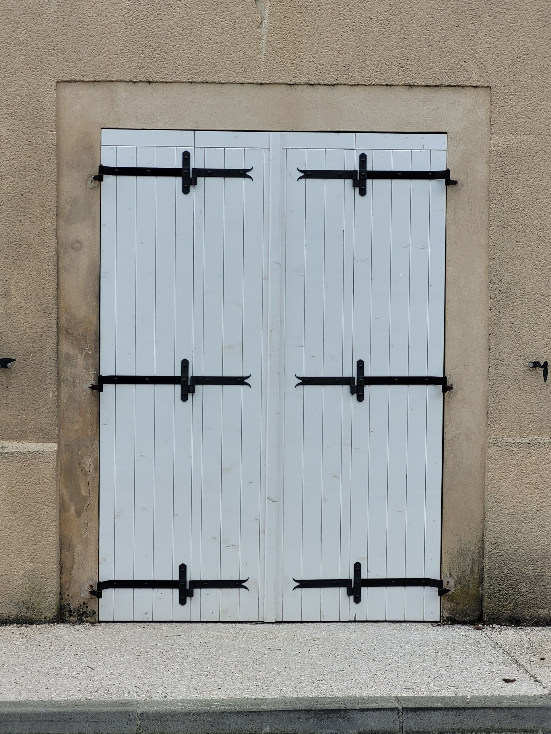 Volets battants blancs