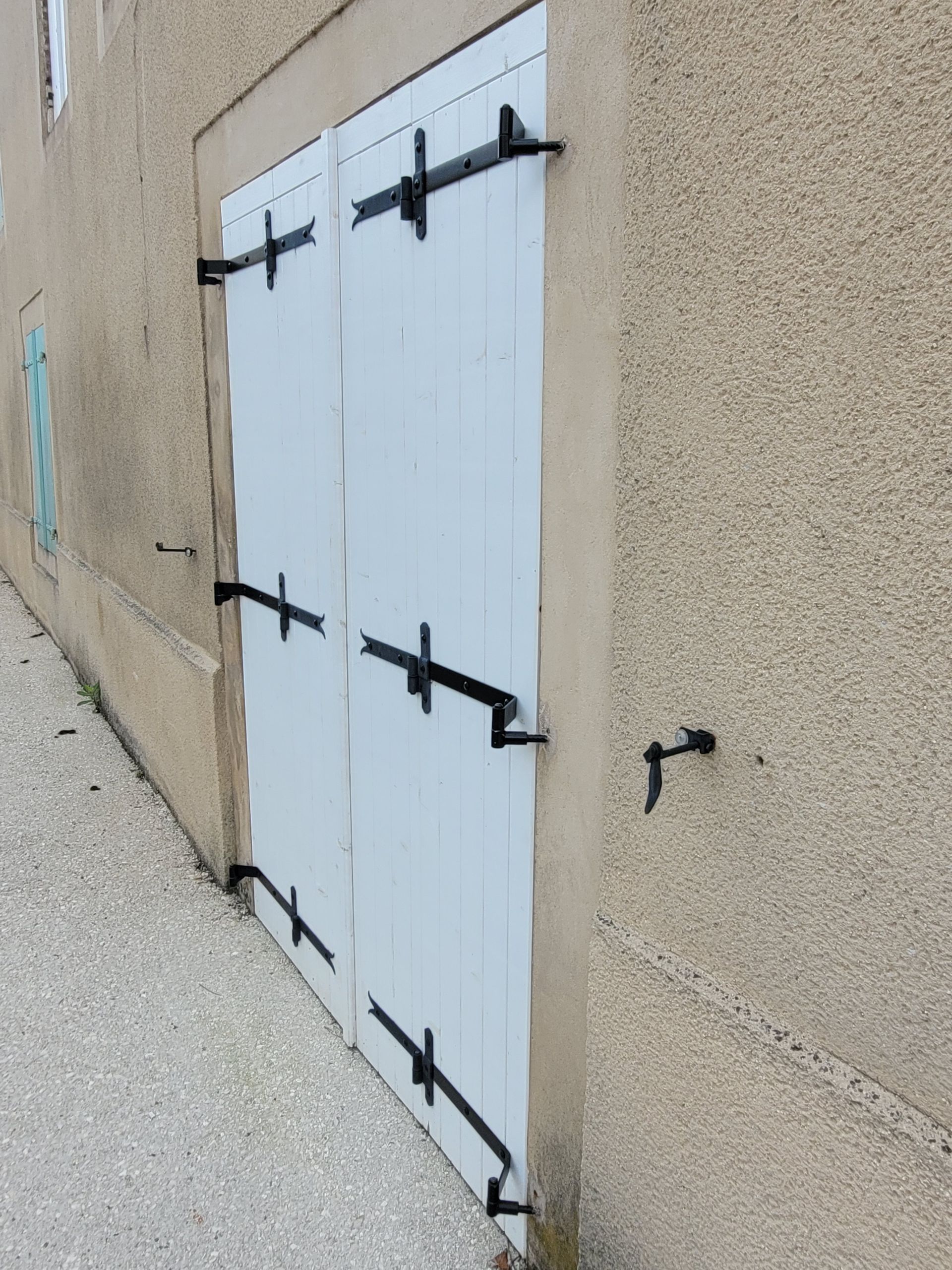 Volets battants blancs en bois