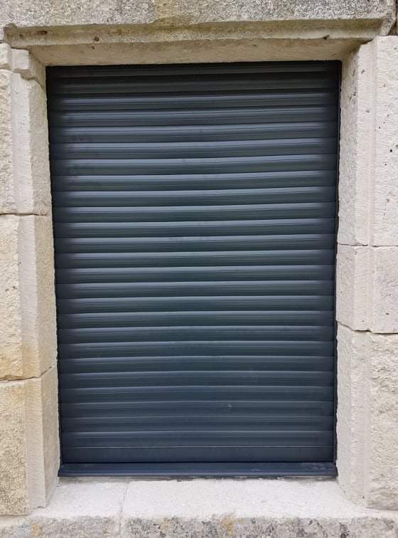 Volet roulant noir