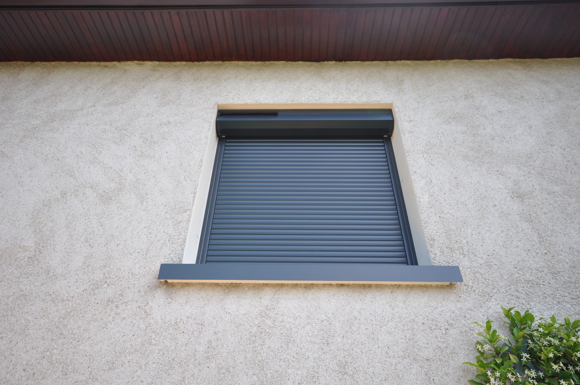 Volet roulant noir fermé
