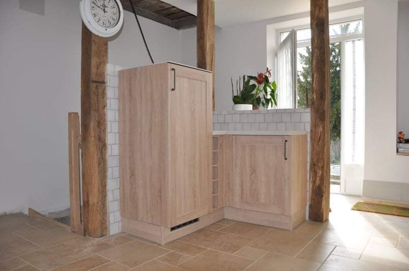 Peinture des murs d'une cuisine en gris clair