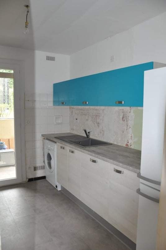 Peinture des murs d'une petite cuisine en couloir