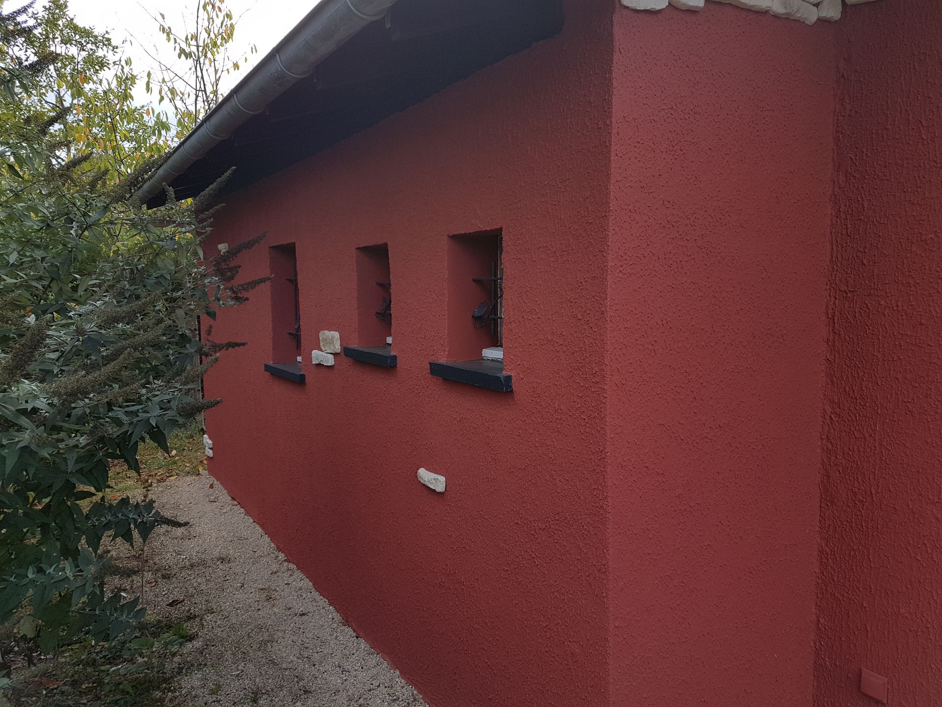 Façade de maison et rebords de fenêtre rouge brique