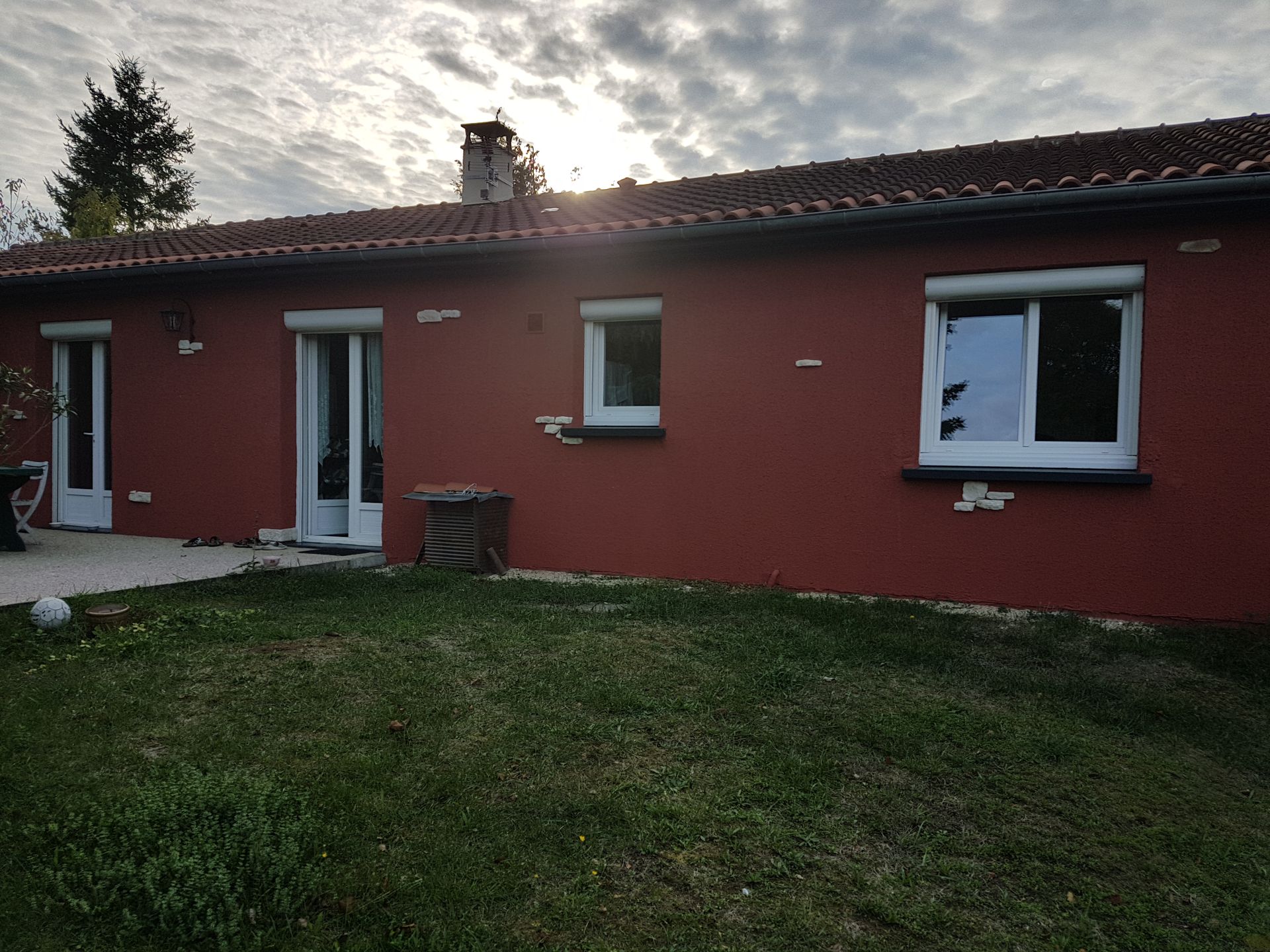 Façade couleur brique d'une maison