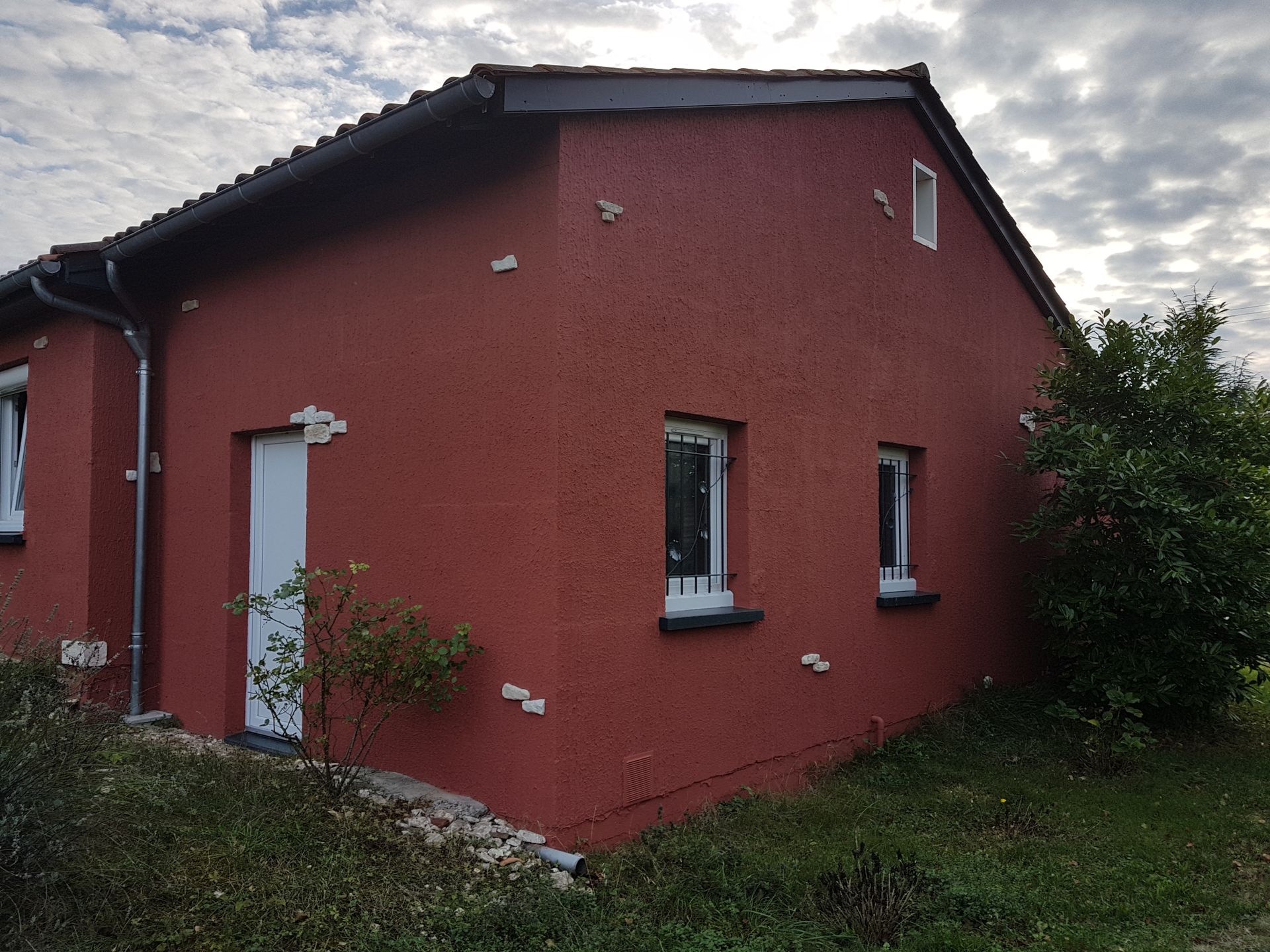 Maison avec une façade couleur brique