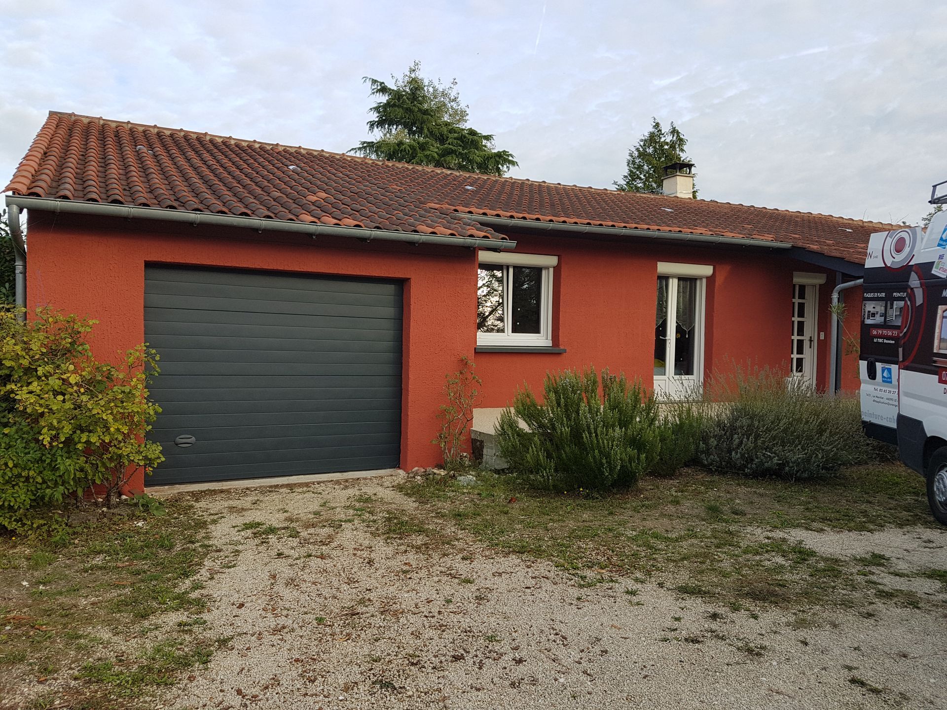Peinture de la façade d'une maison couleur brique
