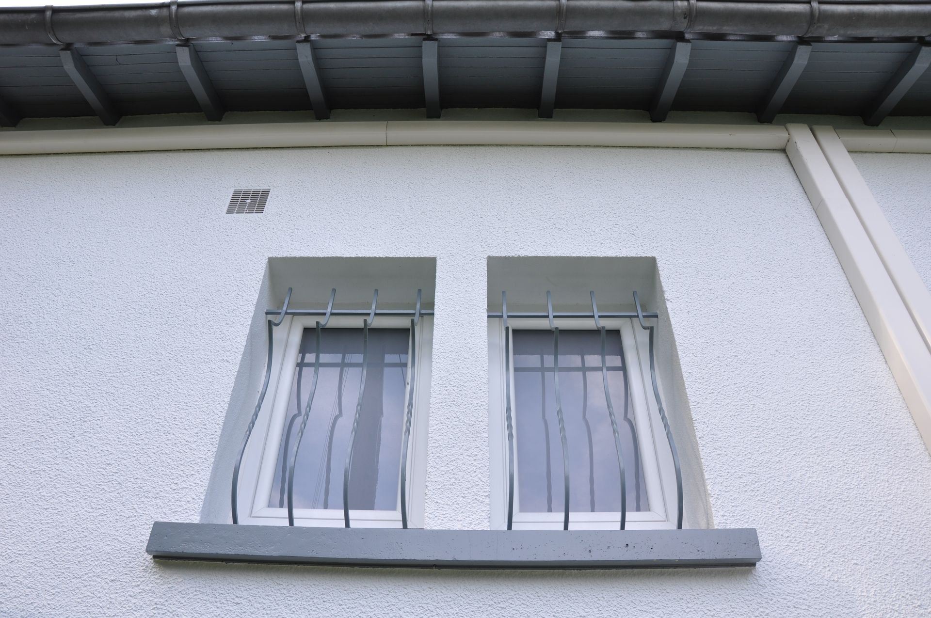 Peinture d'un mur de façade et d'un rebord de fenêtre