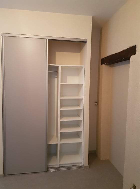 Peinture des portes de placard d'une habitation