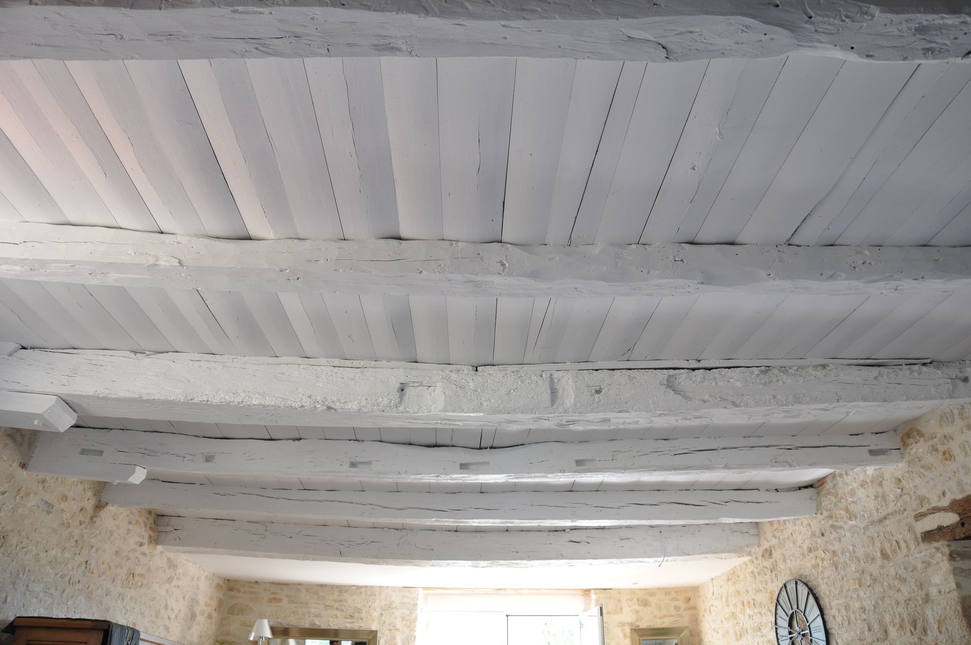 Plafond en bois repein