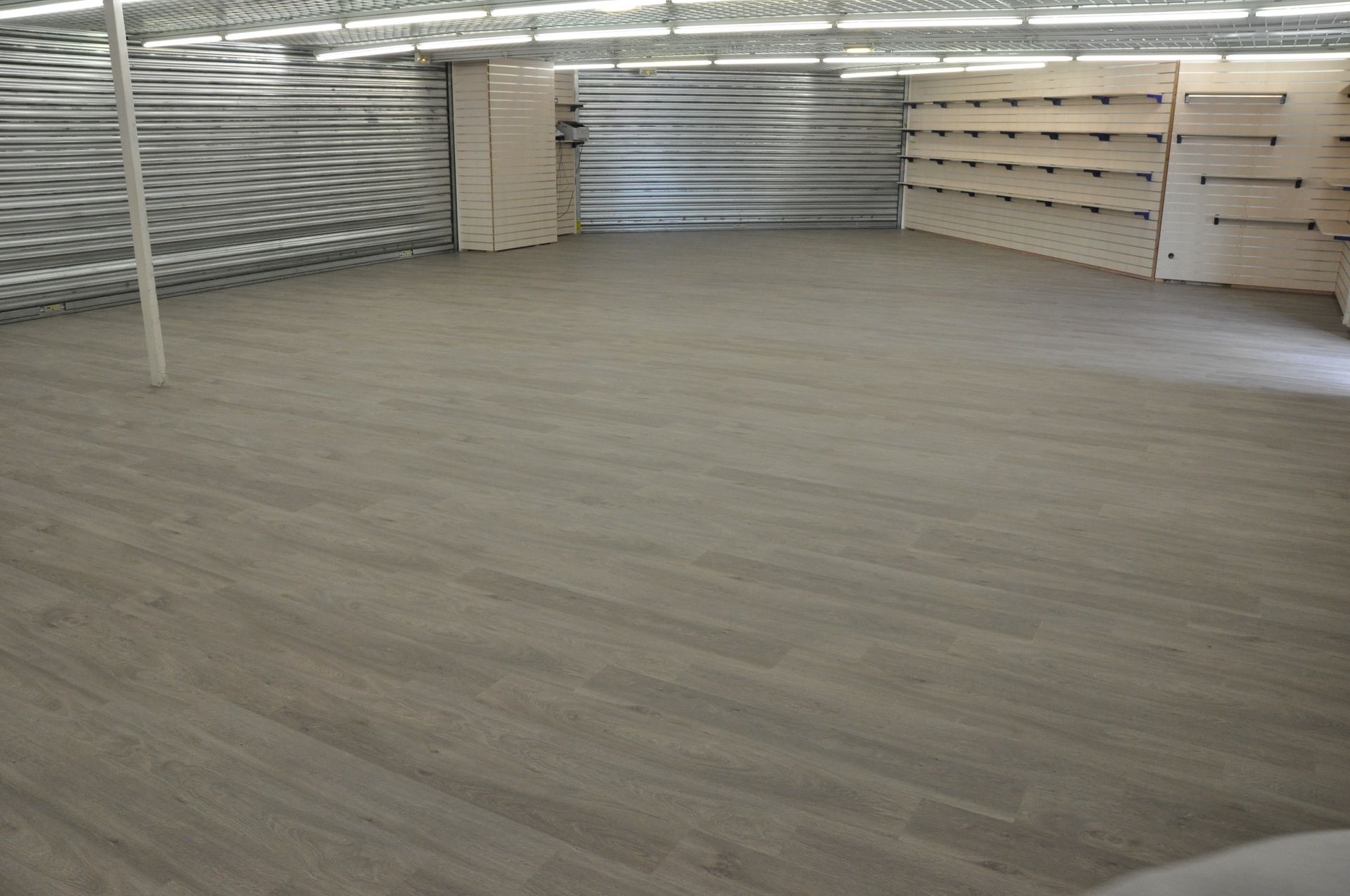 Grande pièce vide avec du parquet