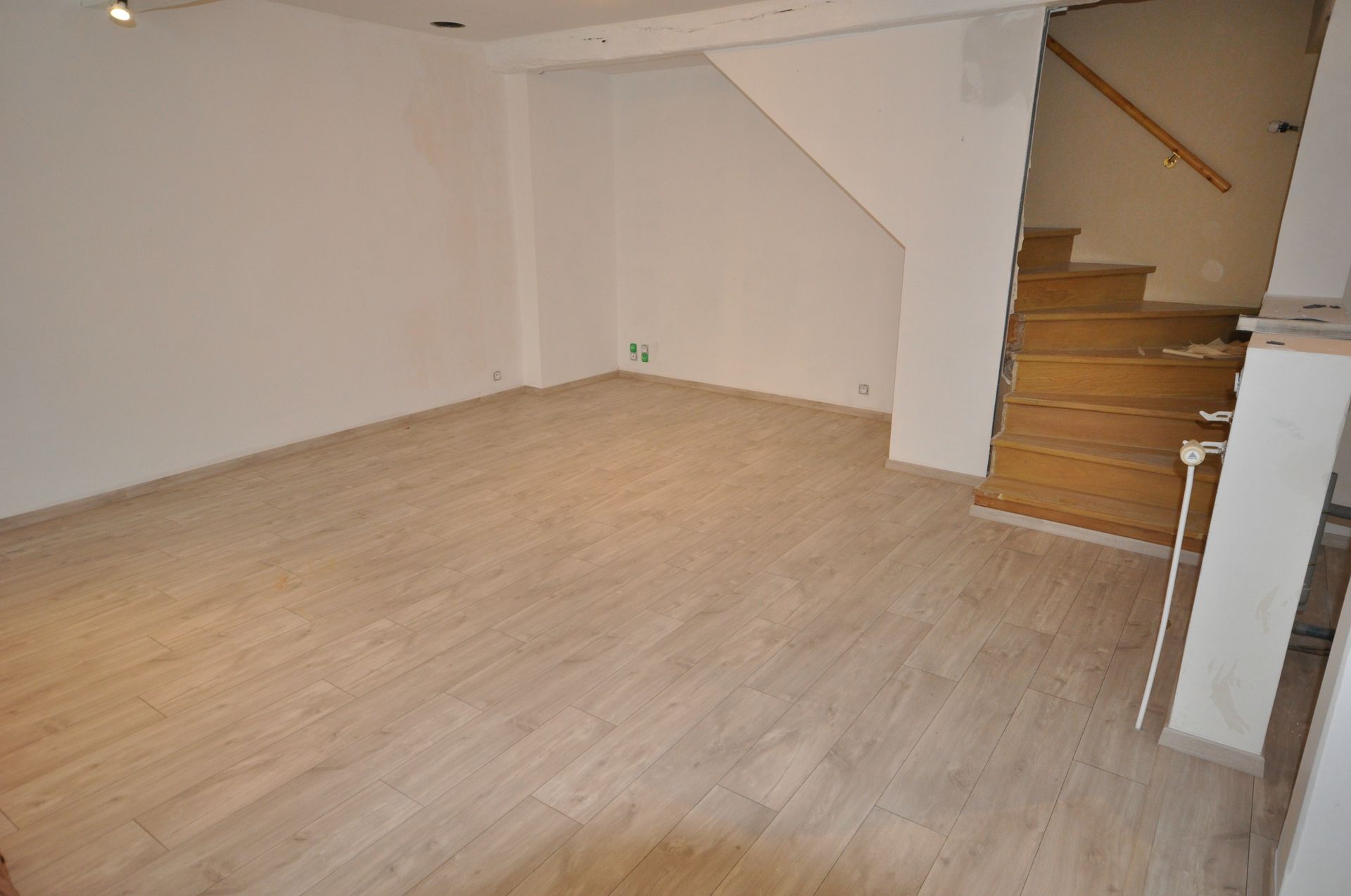 Pièce vide avec du parquet