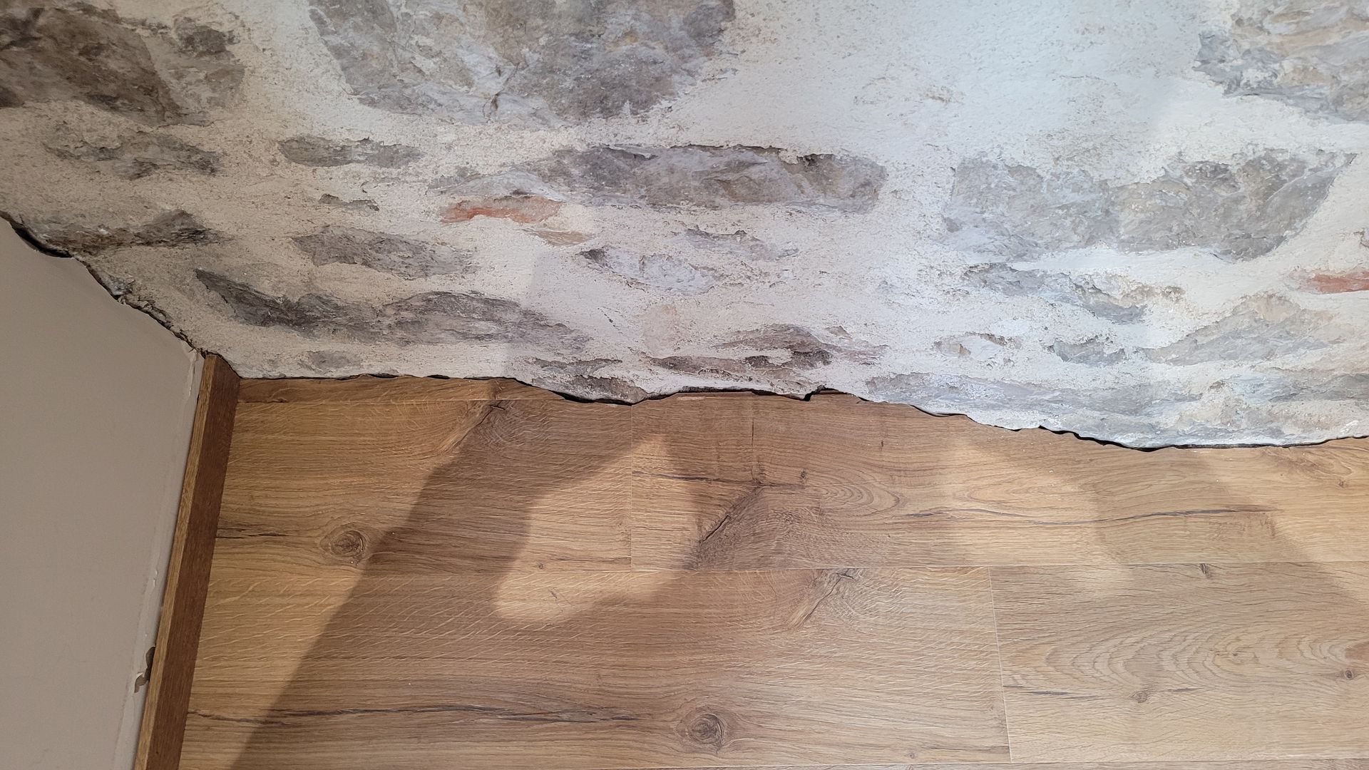 Parquet stratifié et mur en pierre