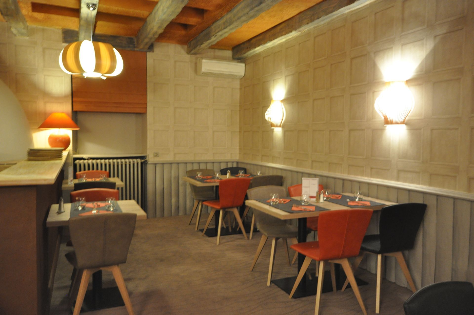 Salle de restauration avec tables