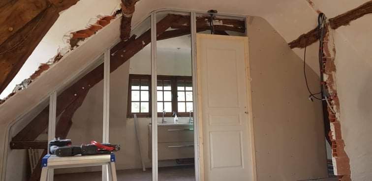 Pose de plaques de plâtre afin de créer une cloison