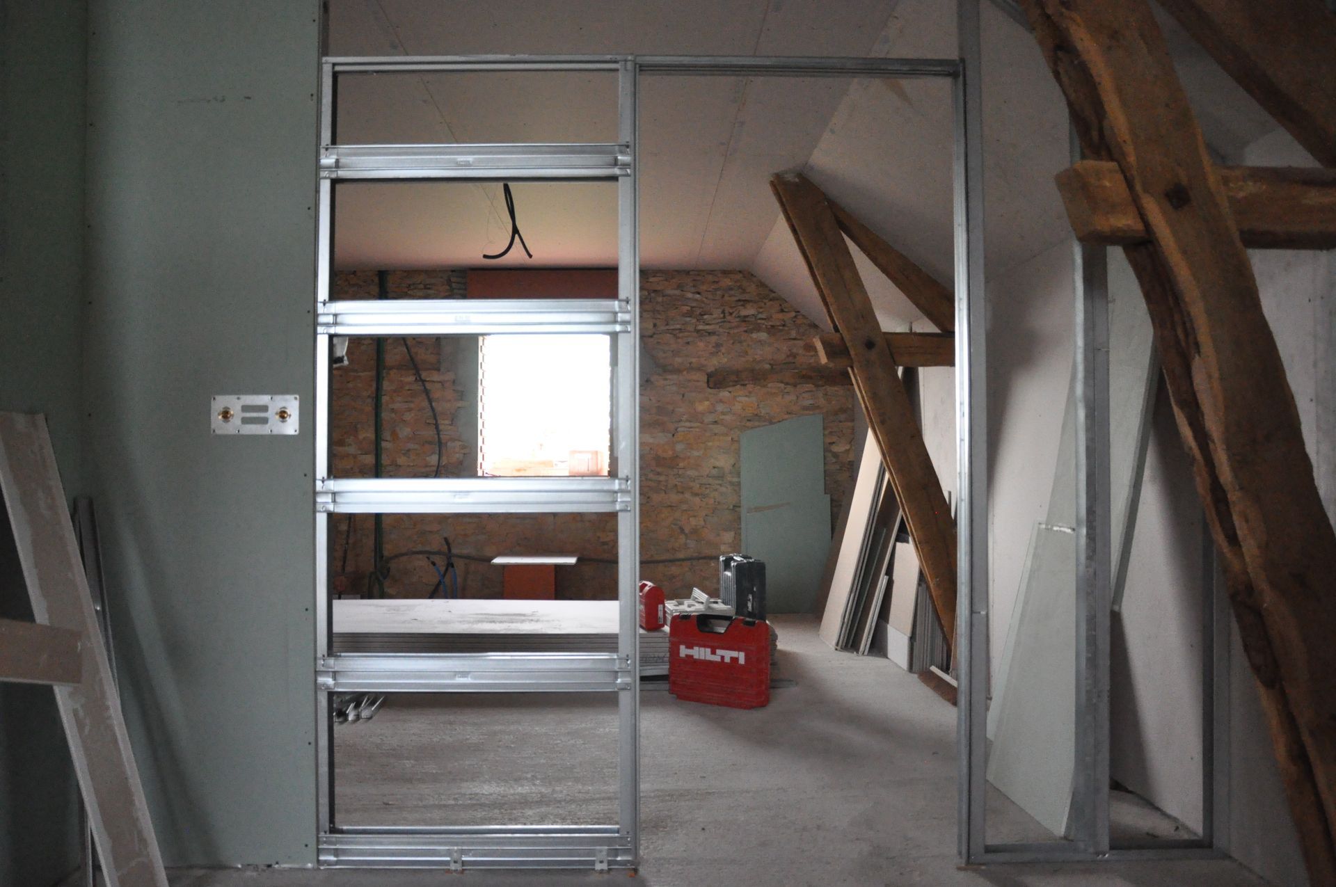 Création d'une cloison grâce à des plaques de plâtre.