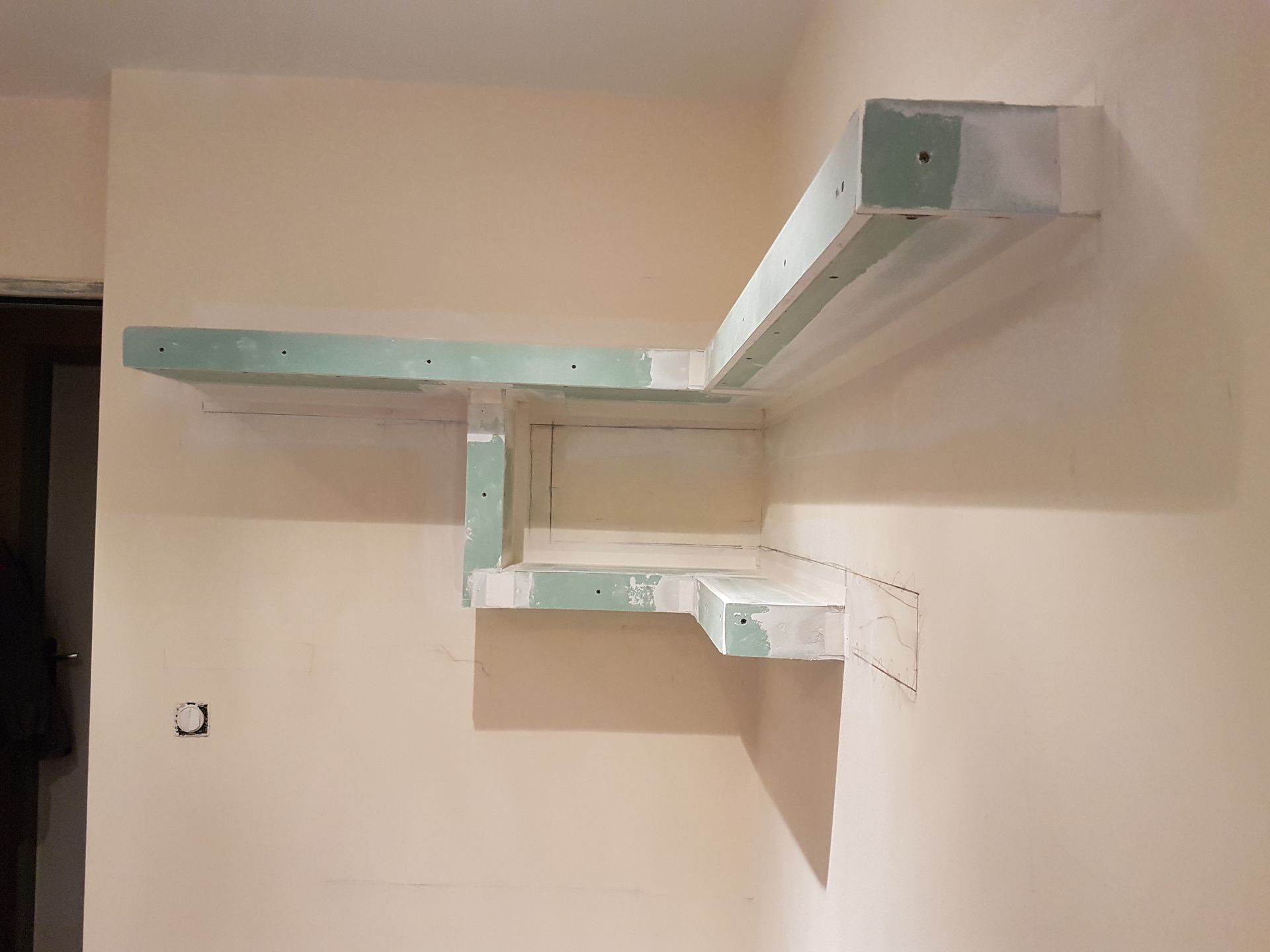 Création d'étagères avec l'aide de plaques de plâtre