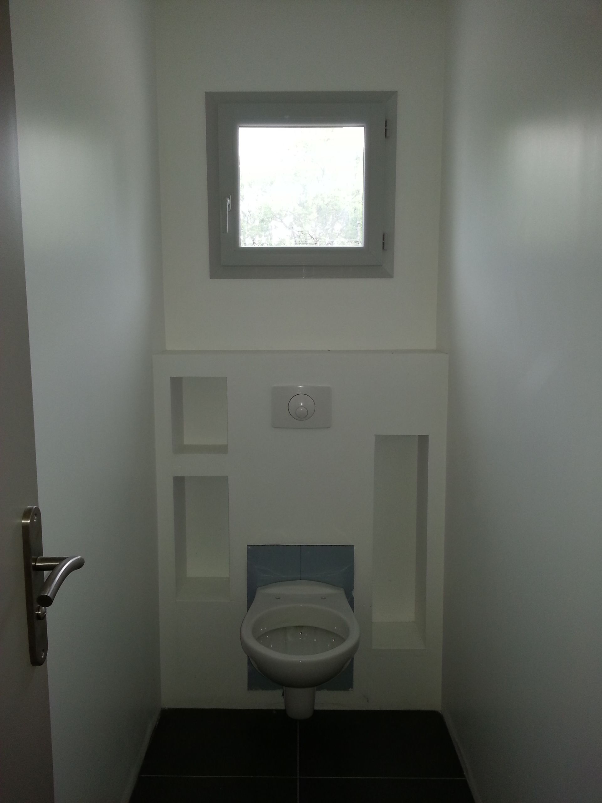 Création d'un module de rangement pour toilettes en plaques de plâtre.