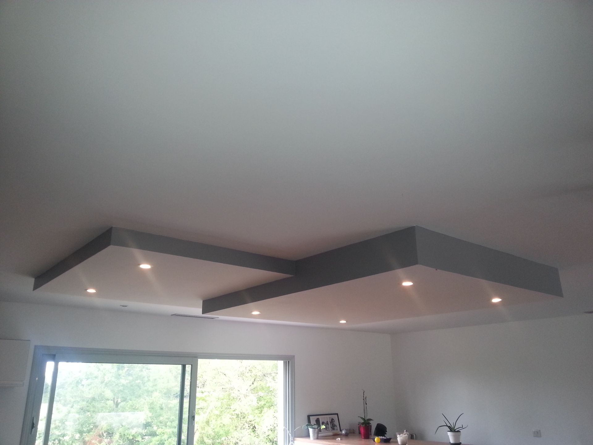 Modules en plaques de plâtre pour l'installation des spots lumineux d'un plafond