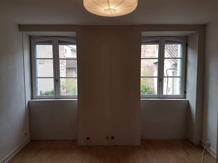 Pose de placo sur des murs dans le cadre d'une rénovation