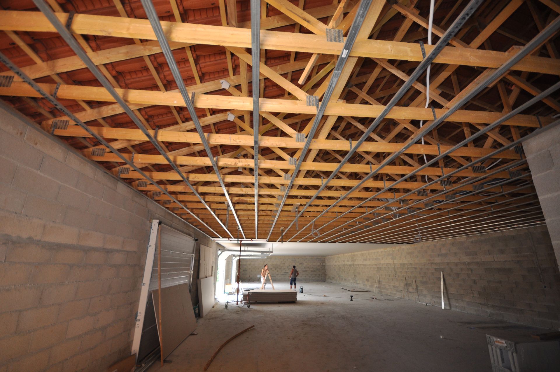 Préparation des rails avant la pose de placo