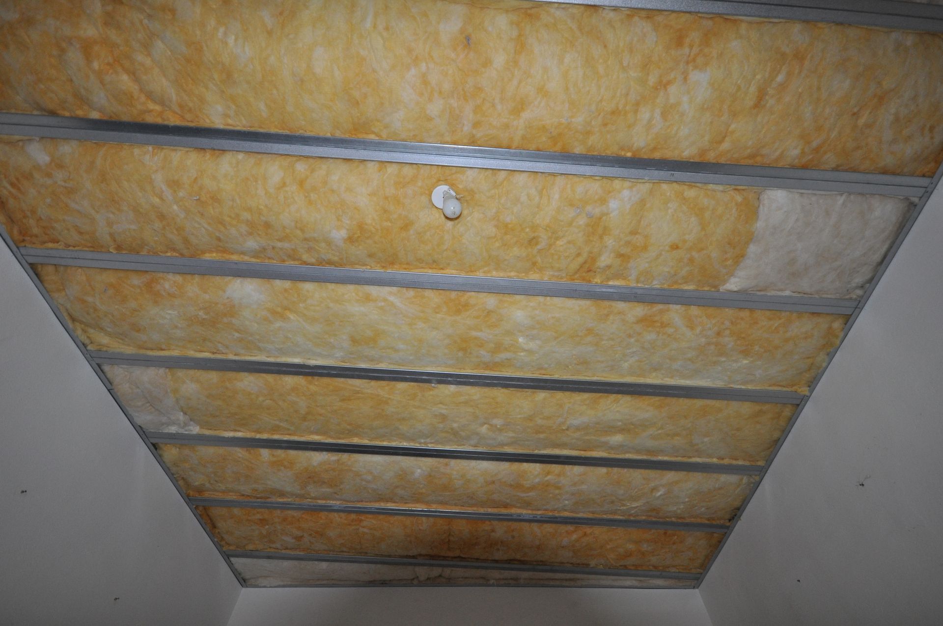 Plaques de placo posées sur un plafond